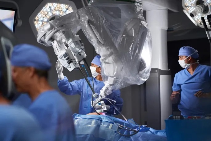 Imagen: Los robots podrían ayudar a cerrar las brechas de habilidad de los cirujanos y mejorar los resultados del paciente (foto cortesía de Intuitive Surgical)